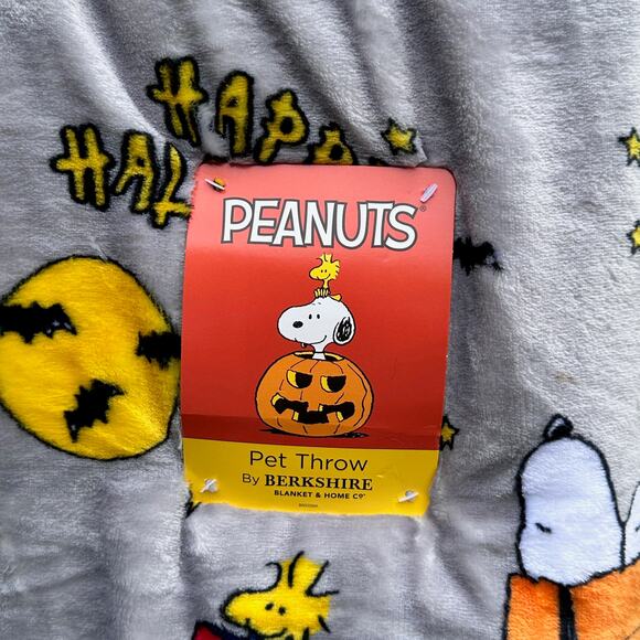 NEW Peanuts Snoopy Great Pumpkin Halloween 50x70” Gray Snuggly Throw Blanket - Picture 14 of 14